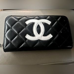 Zip around black quilted fashion wallet double c cc